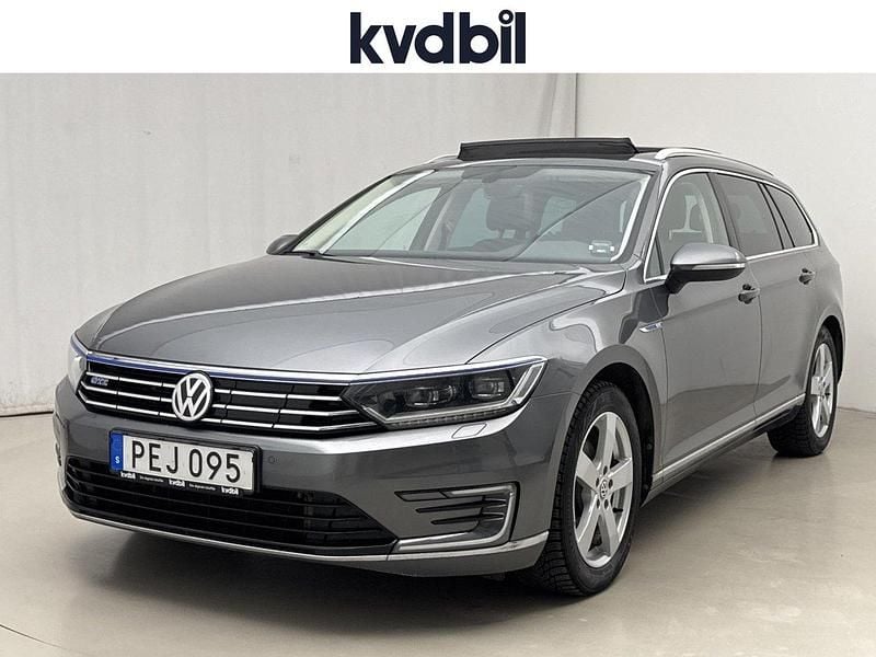 Mörkgrå (mörkgrå metallic) Begagnad 2017 VW Passat GTE Kombi | 139 800 kr (Bra pris) - Bild 1/3