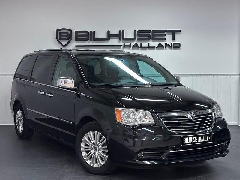 Svart Begagnad 2014 Lancia Voyager Minibuss | 159 900 kr (Marknadspris) - Bild 1/4