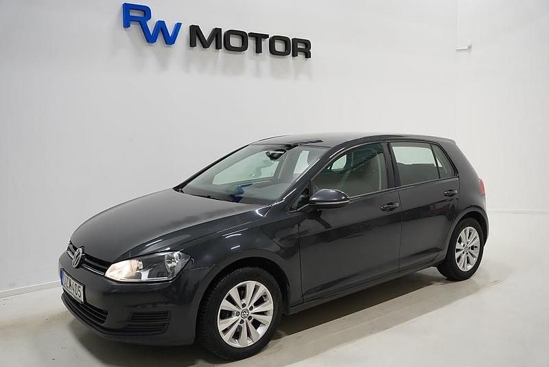 Mörkgrå Begagnad 2015 VW Golf VII Halvkombi | 74 800 kr (Bra pris) - Bild 1/4