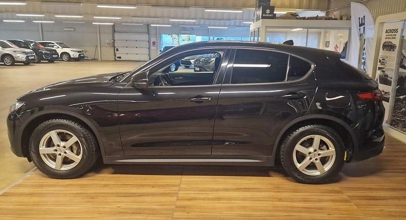 Begagnad Alfa Romeo Stelvio 160 HK (117 kW) 2019 Svart SUV
