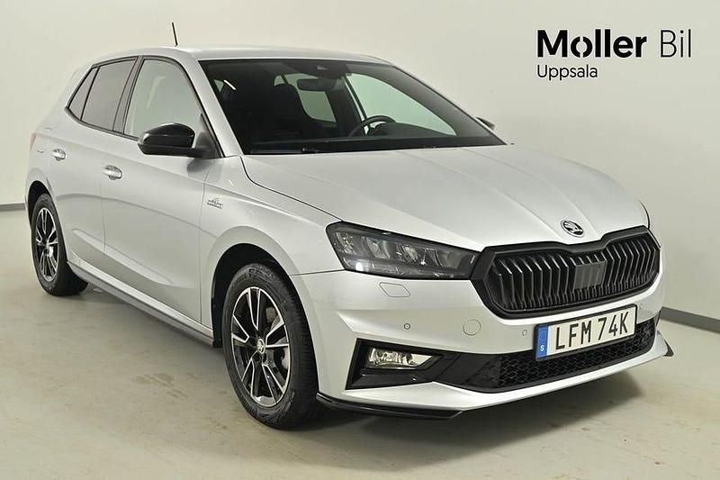 Brilliant silver metallic Begagnad 2024 Skoda Fabia Monte Carlo Halvkombi | 214 000 kr (Marknadspris) - Bild 1/3