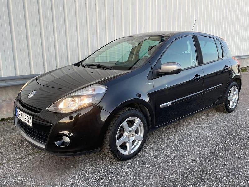 Svart Begagnad 2012 Renault Clio IV Halvkombi | 49 900 kr (Marknadspris) - Bild 1/4