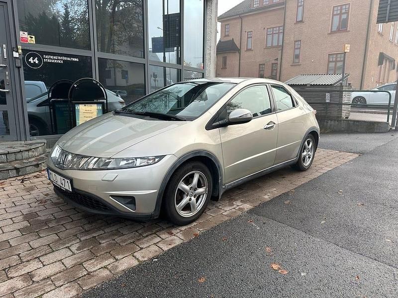Silver Begagnad 2006 Honda Civic Sport Halvkombi | 27 900 kr (Marknadspris) - Bild 1/4