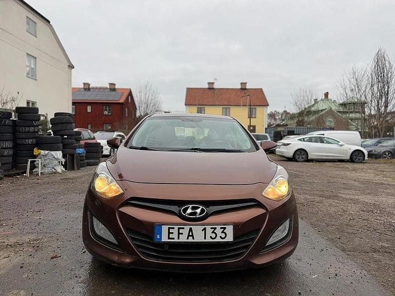 Brun Begagnad 2012 Hyundai i30 Halvkombi | 54 500 kr (Bra pris) - Bild 1/4