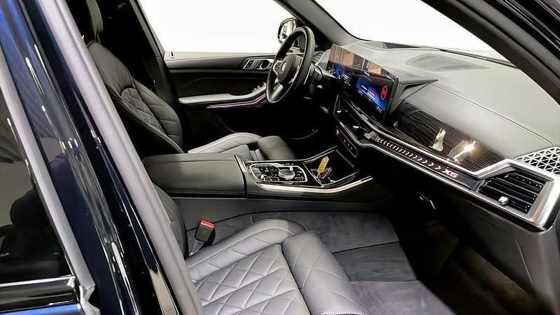 Begagnad BMW X5 Comfort Edition 490 HK (360 kW) 2025 Svart SUV