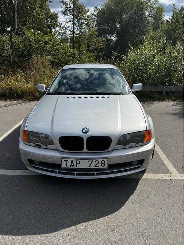 Grå Begagnad 2002 BMW 320 M Sport Sportkupé | 29 900 kr (Superpris) - Bild 1/4