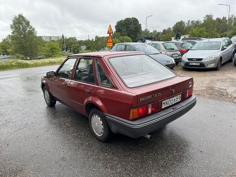 Begagnad Ford Escort 79 HK (58 kW) 1987 Mörkröd Halvkombi