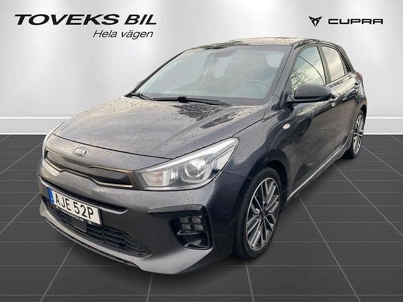 Grå Begagnad 2019 Kia Rio Halvkombi | 139 900 kr (Marknadspris) - Bild 1/3