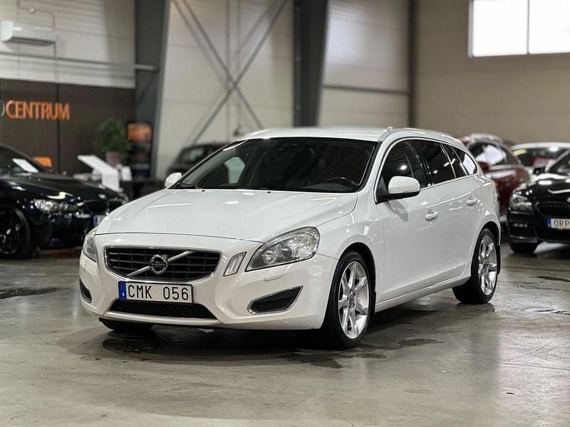 Vit Begagnad 2010 Volvo V60 Summum Kombi | 64 900 kr (Lite dyr) - Bild 1/4
