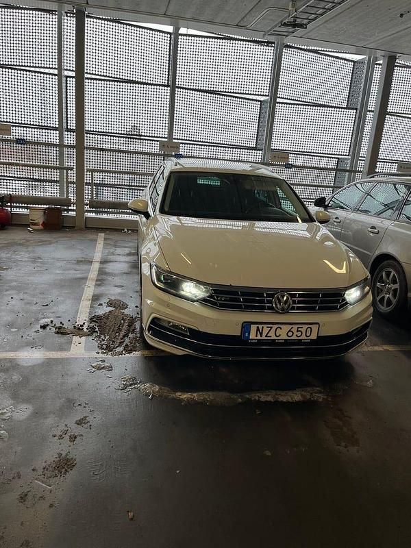 Vit Begagnad 2017 VW Passat GT Kombi | 135 000 kr (Marknadspris) - Bild 1/4