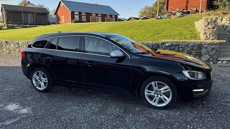 Svart Begagnad 2016 Volvo V60 Summum Kombi | 140 000 kr (Marknadspris) - Bild 1/4