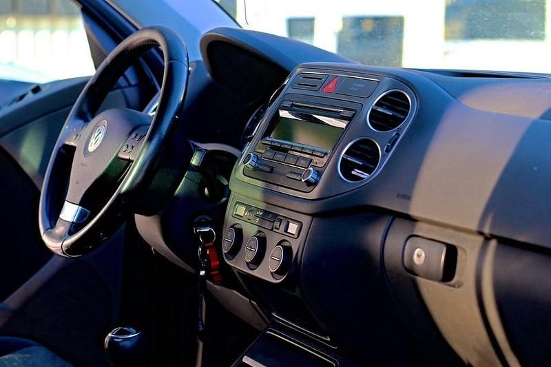 Begagnad VW Tiguan 170 HK (125 kW) 2008 Svart SUV