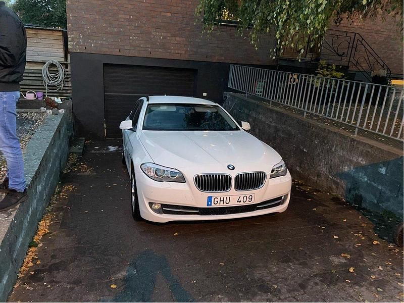 Vit Begagnad 2013 BMW 520 Kombi | 75 000 kr (Marknadspris) - Bild 1/4