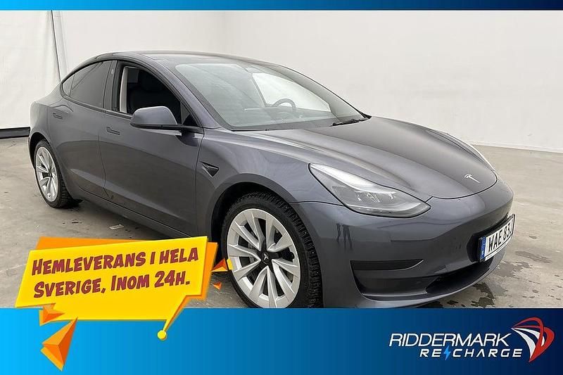 Grå Begagnad 2022 Tesla Model 3 Standard Range Sedan | 309 900 kr (Marknadspris) - Bild 1/3