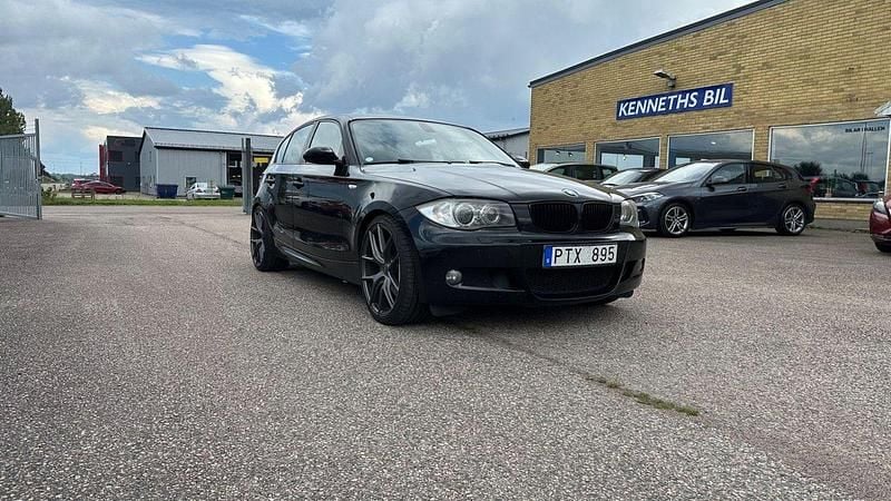 Svart Begagnad 2007 BMW 130 Advantage Halvkombi | 139 500 kr - Bild 1/4