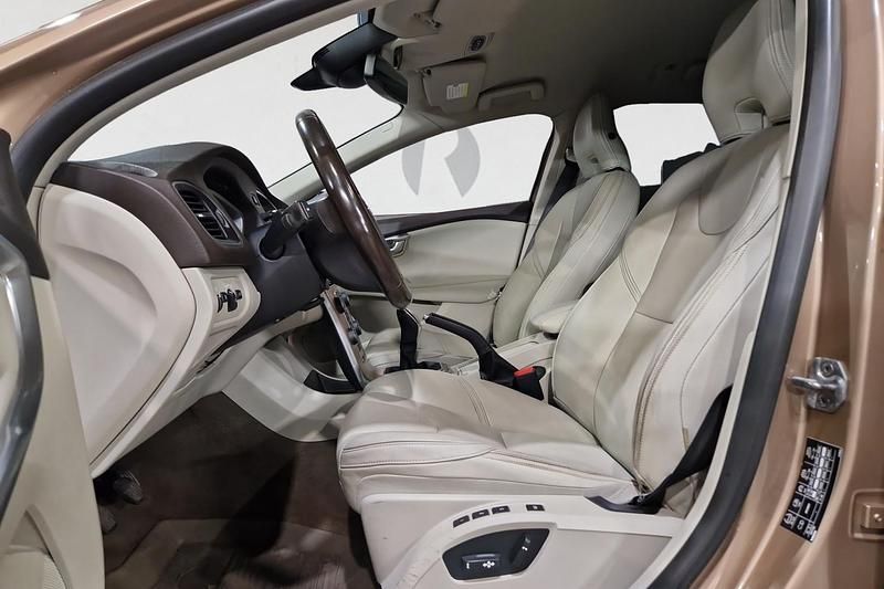 Begagnad Volvo V40 CC Summum 150 HK (110 kW) 2014 Brun Kombi