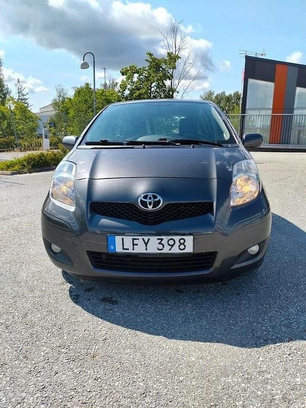 Grå Begagnad 2011 Toyota Yaris Halvkombi | 39 999 kr (Bra pris) - Bild 1/4