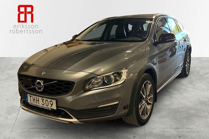 Grå Begagnad 2018 Volvo V60 CC Standard Kombi | 239 900 kr (Marknadspris) - Bild 1/4