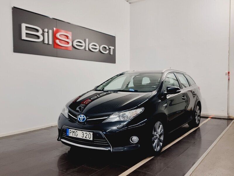 Svart Begagnad 2013 Toyota Auris Touring Sports Executive Kombi | 129 900 kr (Lite dyr) - Bild 1/4