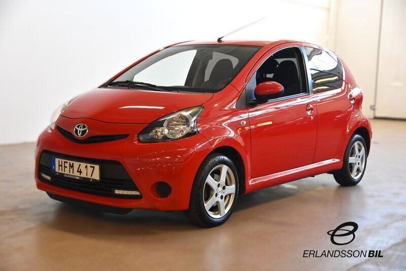 Röd Begagnad 2014 Toyota Aygo Halvkombi | 64 900 kr (Marknadspris) - Bild 1/4