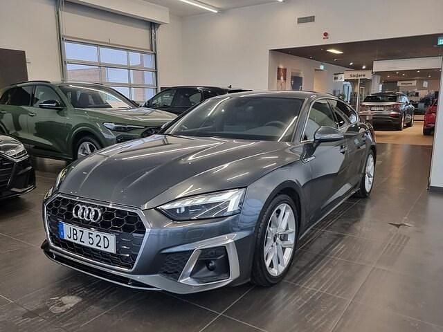 Grå Begagnad 2024 Audi A5 Sportback Comfort Halvkombi | 429 000 kr (Bra pris) - Bild 1/4