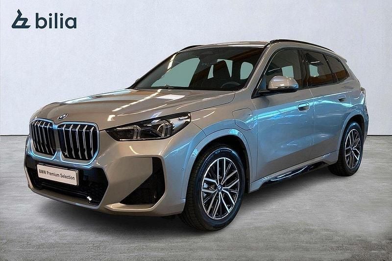 Grå Begagnad 2025 BMW X1 Comfort Edition SUV | 589 000 kr (Dyr) - Bild 1/4