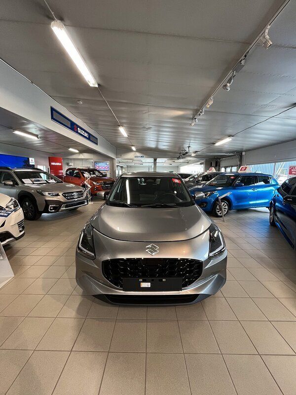 Grå Ny 2024 Suzuki Swift Halvkombi | 251 800 kr (Marknadspris) - Bild 1/4