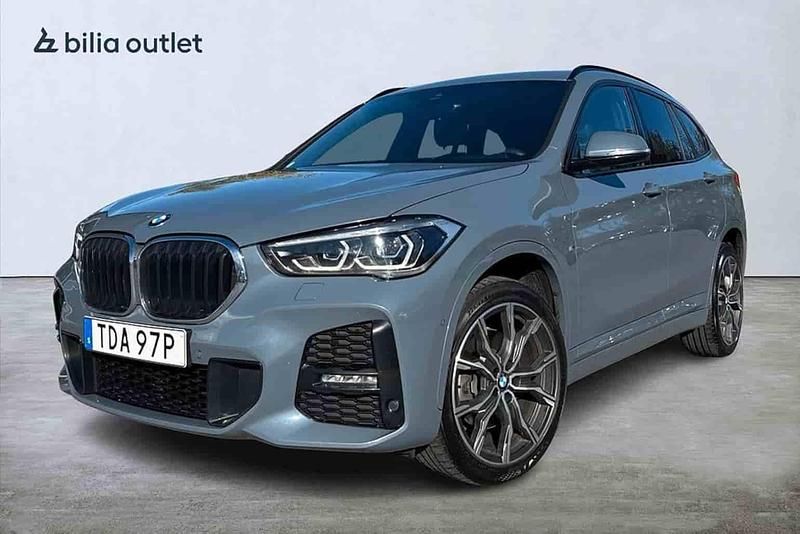 Grå Begagnad 2020 BMW X1 SUV | 309 900 kr (Dyr) - Bild 1/1