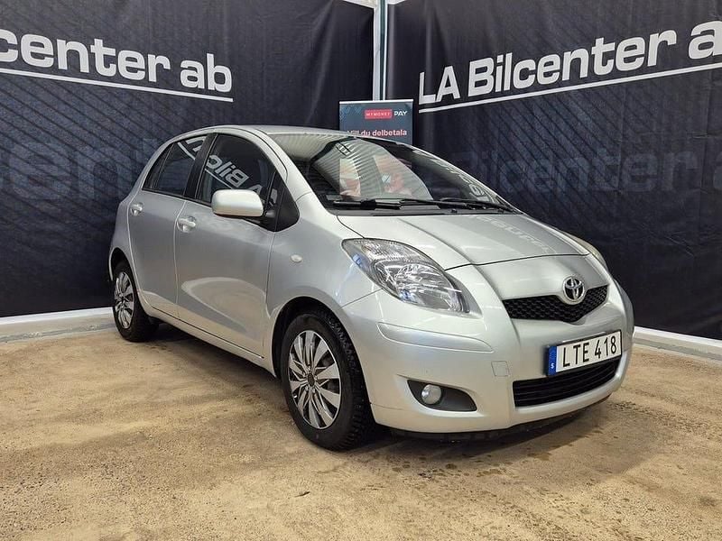 Silver Begagnad 2011 Toyota Yaris Halvkombi | 34 900 kr (Marknadspris) - Bild 1/4