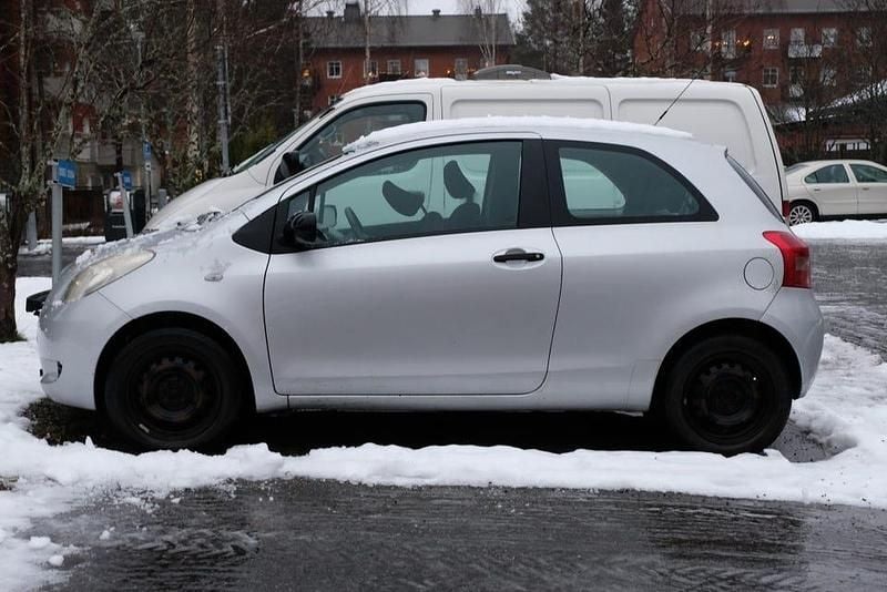 Begagnad 2006 Toyota Yaris Halvkombi | 25 000 kr (Marknadspris) - Bild 1/4