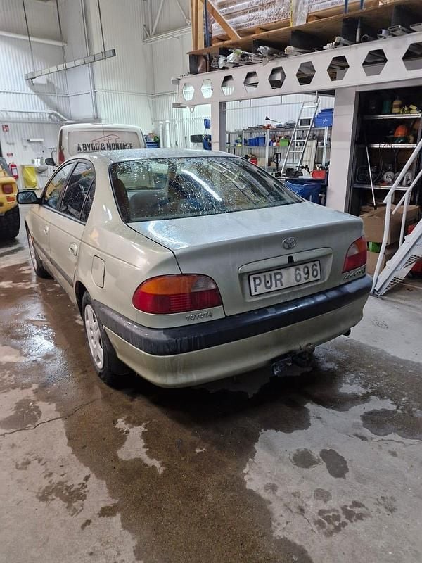 Begagnad Toyota Avensis 128 HK (94 kW) 2000 Sedan