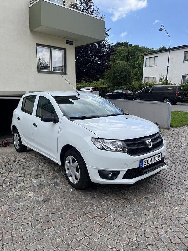 Vit Begagnad 2015 Dacia Sandero Halvkombi | 45 000 kr (Superpris) - Bild 1/3