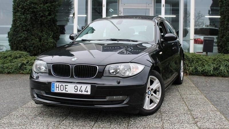 Svart Begagnad 2009 BMW 118 Advantage Halvkombi | 64 900 kr (Marknadspris) - Bild 1/4