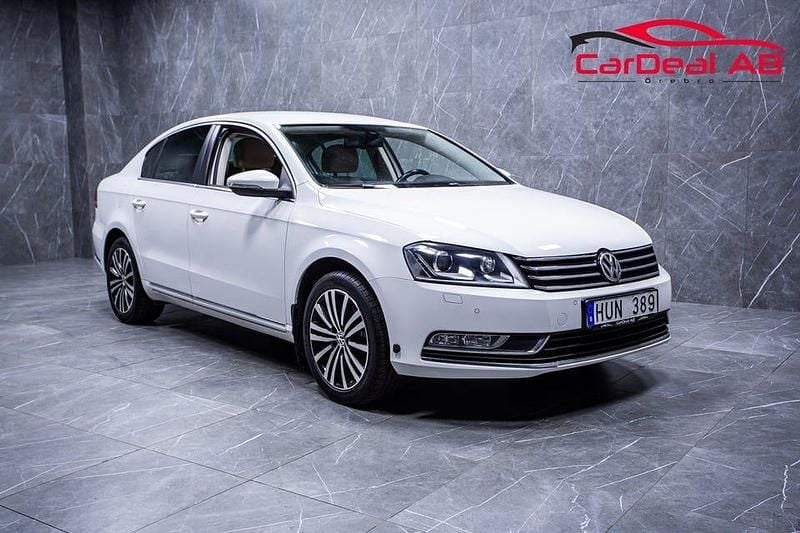 Vit Begagnad 2011 VW Passat Sedan | 59 800 kr (Lite dyr) - Bild 1/4