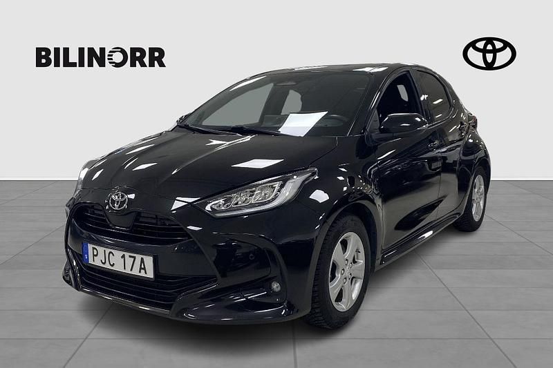 Svart Begagnad 2024 Toyota Yaris Hybrid Style Halvkombi | 269 900 kr (Marknadspris) - Bild 1/3