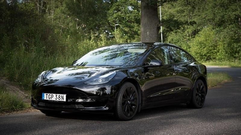 Begagnad Tesla Model 3 Standard Range 208 kW (283 HK) 2022 Solid svart Sedan