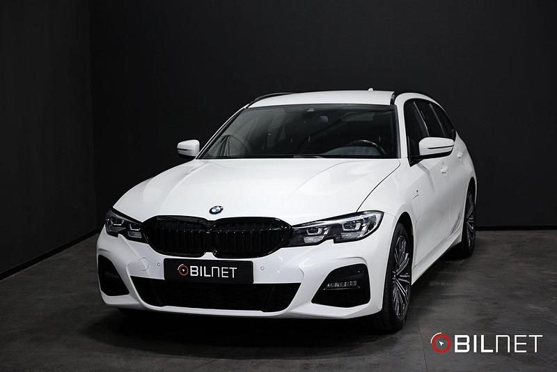 Vit Begagnad 2021 BMW 330e M Sport Kombi | 299 900 kr (Marknadspris) - Bild 1/4