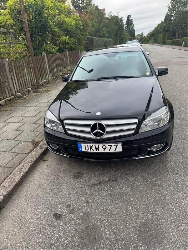 Svart Begagnad 2011 Mercedes C200 Avantgarde Sedan | 83 000 kr (Superpris) - Bild 1/4