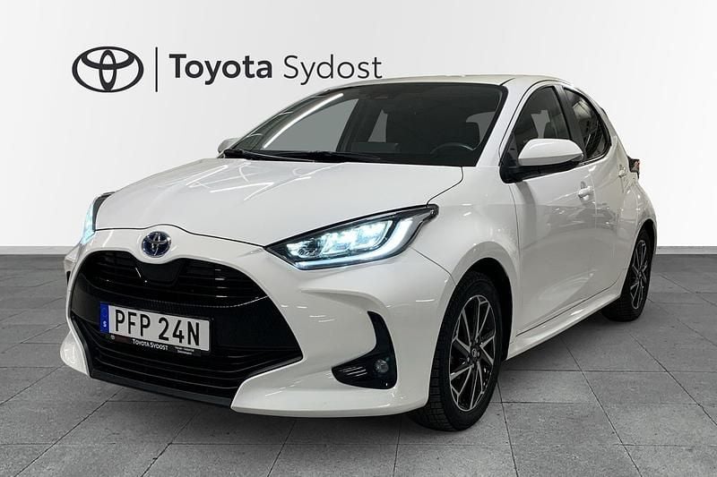 Vit Begagnad 2022 Toyota Yaris Hybrid | 219 000 kr (Superpris) - Bild 1/3