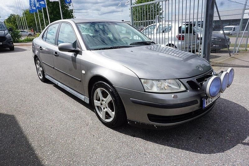 Ljusgrå Begagnad 2004 Saab 9-3 Sedan | 15 900 kr (Lite dyr) - Bild 1/4