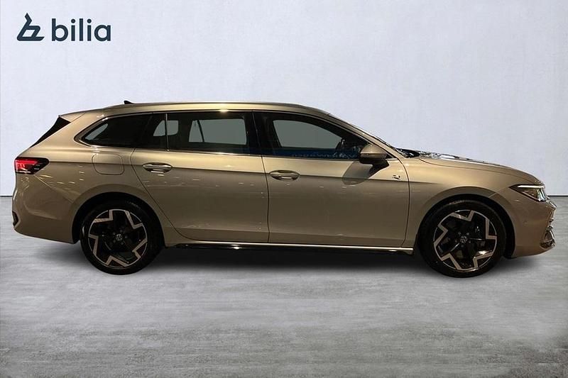 Begagnad VW Passat R-line 196 HK (144 kW) 2024 Silver Kombi