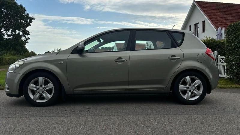 Silver Begagnad 2011 Kia Ceed Halvkombi | 44 900 kr (Bra pris) - Bild 1/4