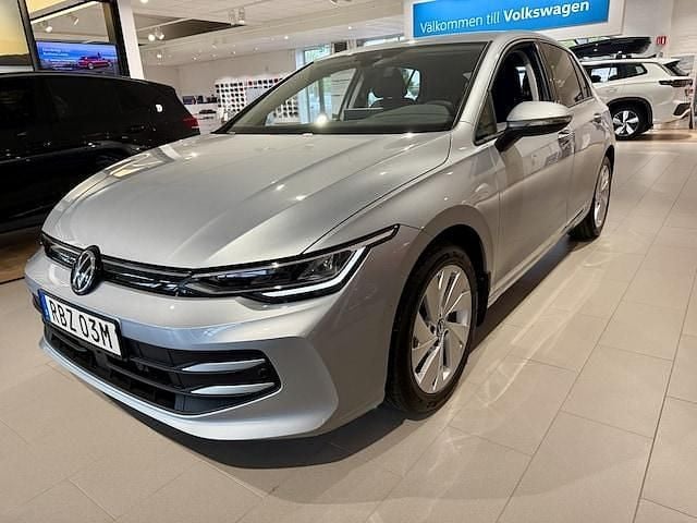 Silver (oyster silver metallic) Ny 2025 VW Golf VIII Edition Halvkombi | 339 990 kr (Lite dyr) - Bild 1/4