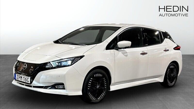 Vit (white) Begagnad 2023 Nissan Leaf N-Connecta Halvkombi | 209 900 kr (Marknadspris) - Bild 1/4
