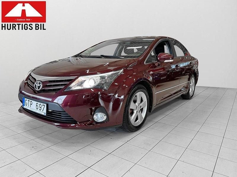 Mörkröd Begagnad 2012 Toyota Avensis Sedan | 129 900 kr (Marknadspris) - Bild 1/4