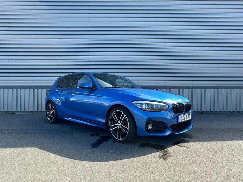 Blå Begagnad 2018 BMW 118 M Sport Halvkombi | 150 000 kr (Bra pris) - Bild 1/4