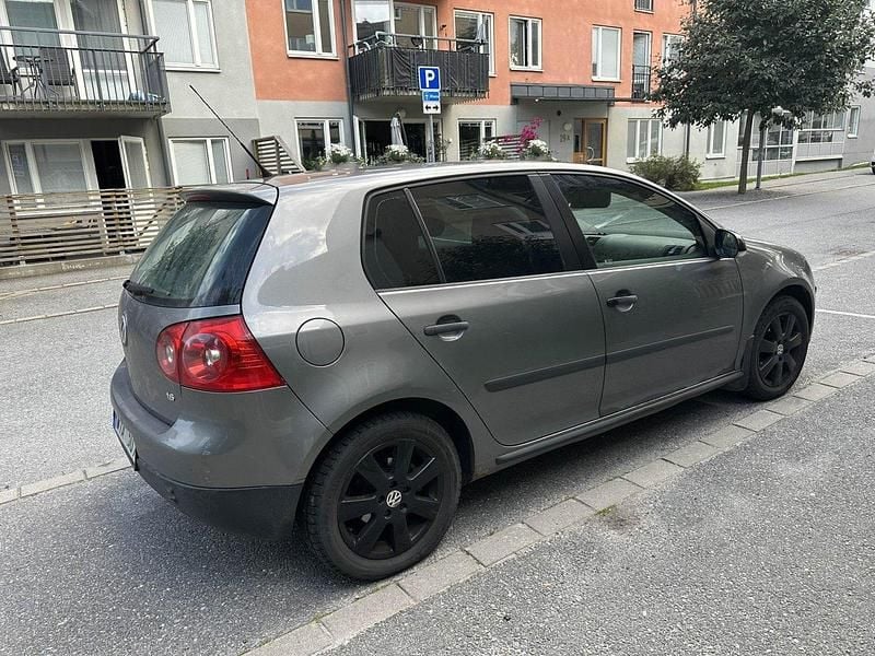 Grå Begagnad 2006 VW Golf V Halvkombi | 40 900 kr (Bra pris) - Bild 1/4