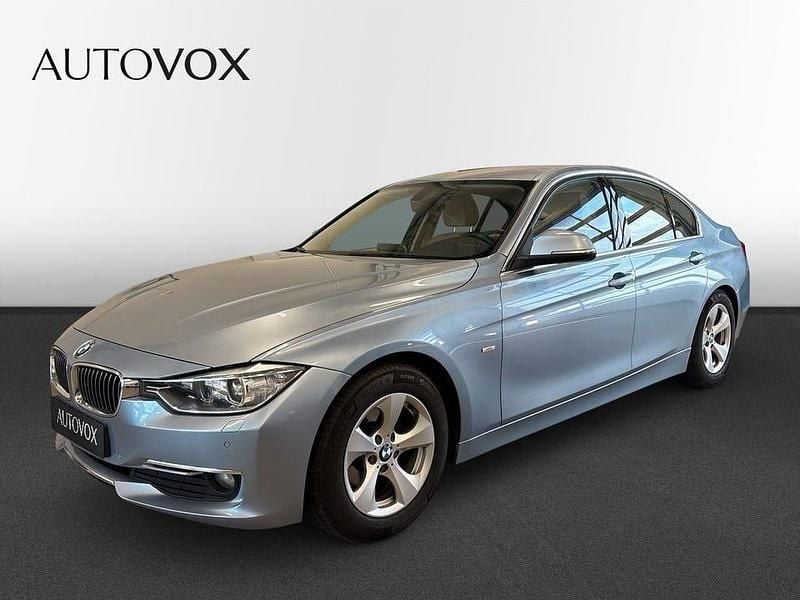 Blå Begagnad 2012 BMW 320 Luxury Line Sedan | 99 900 kr (Marknadspris) - Bild 1/4