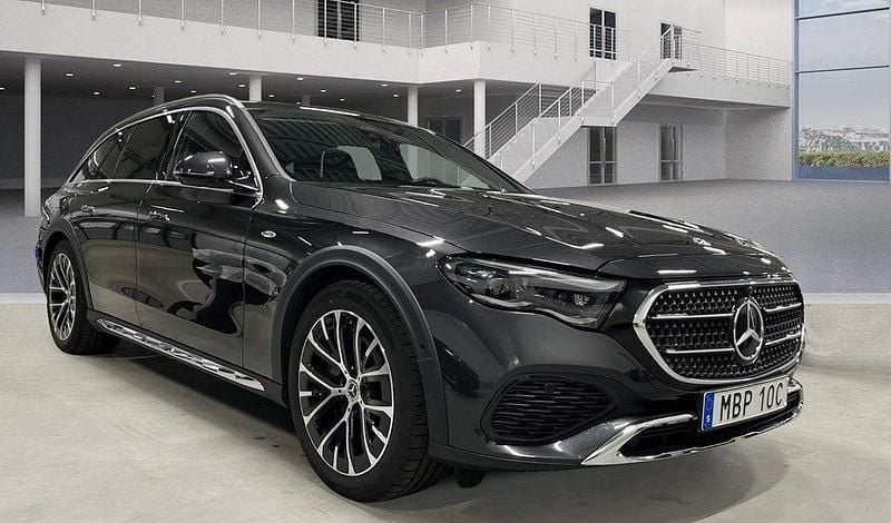 Grå Begagnad 2025 Mercedes E300 Kombi | 748 000 kr (Marknadspris) - Bild 1/4