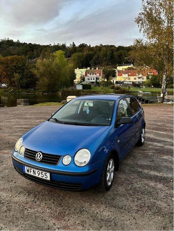 Blå Begagnad 2005 VW Polo Basis Halvkombi | 19 999 kr (Lite dyr) - Bild 1/4